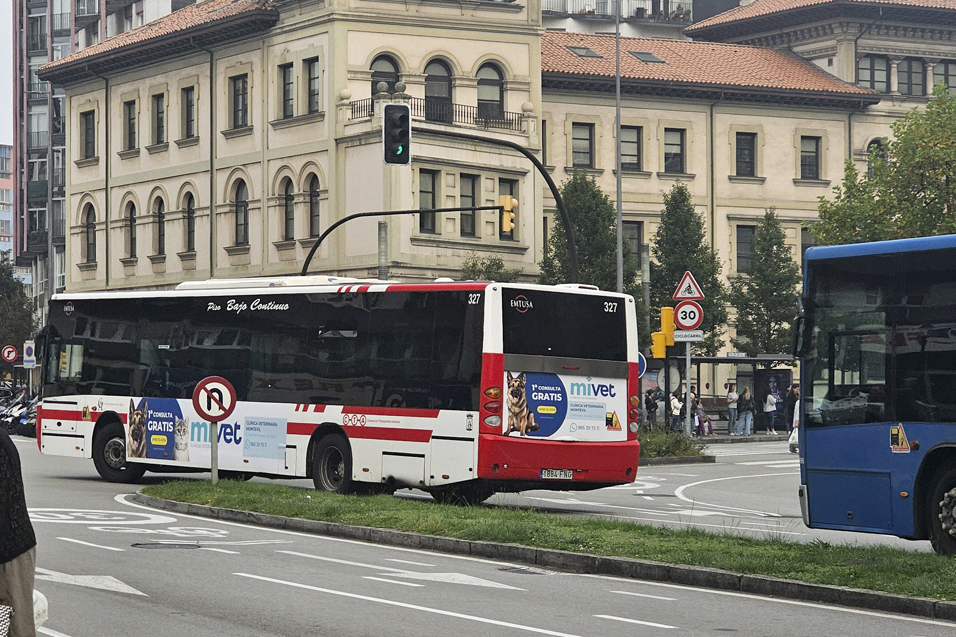 Publicidad exterior de MiVet en buses de Gijón.