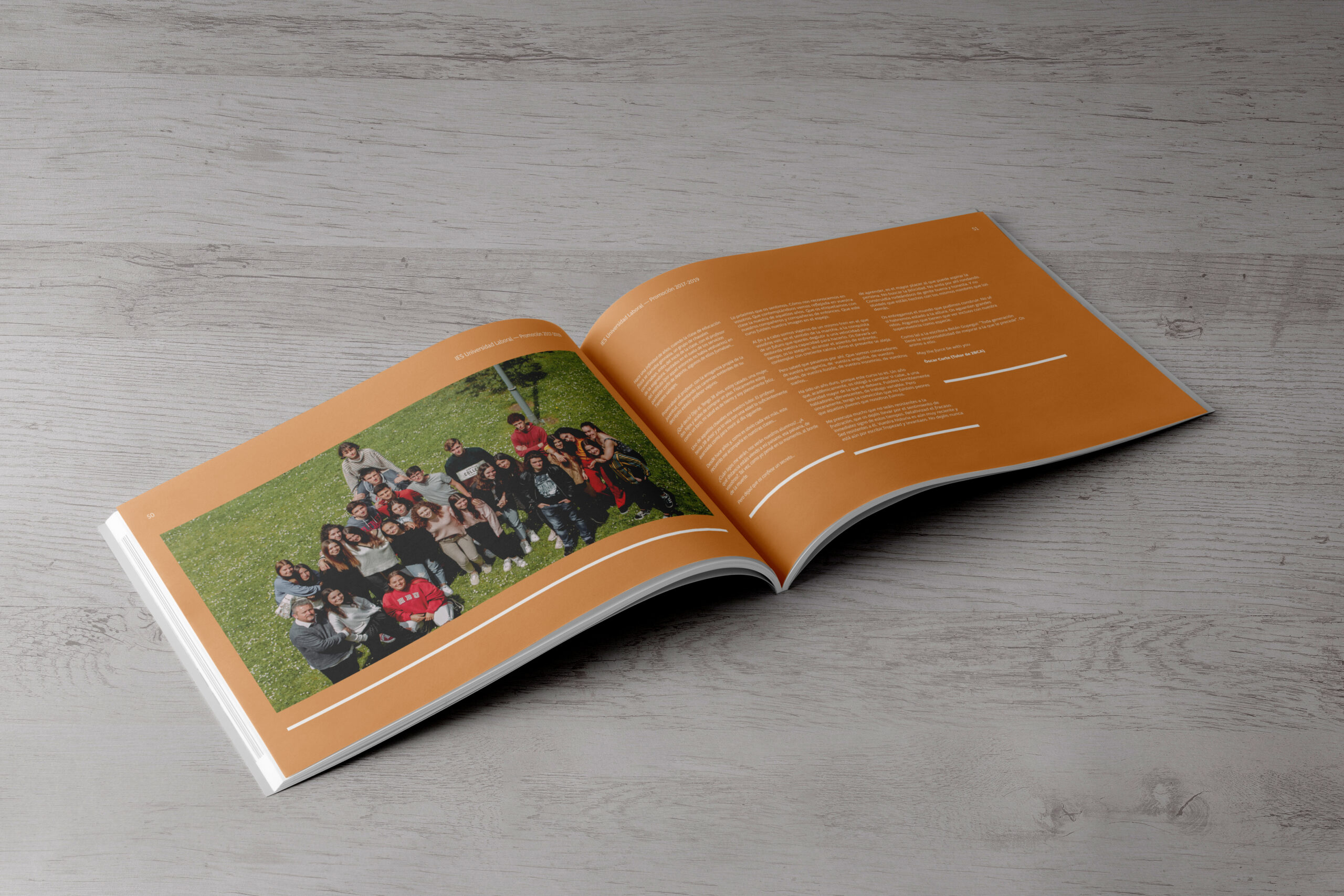 Diseño editorial y maquetación. Página doble color naranja con foto grupal y mensaje del tutor. Anuario IES Universidad Laboral de Gijón. Promoción 2017-2019.