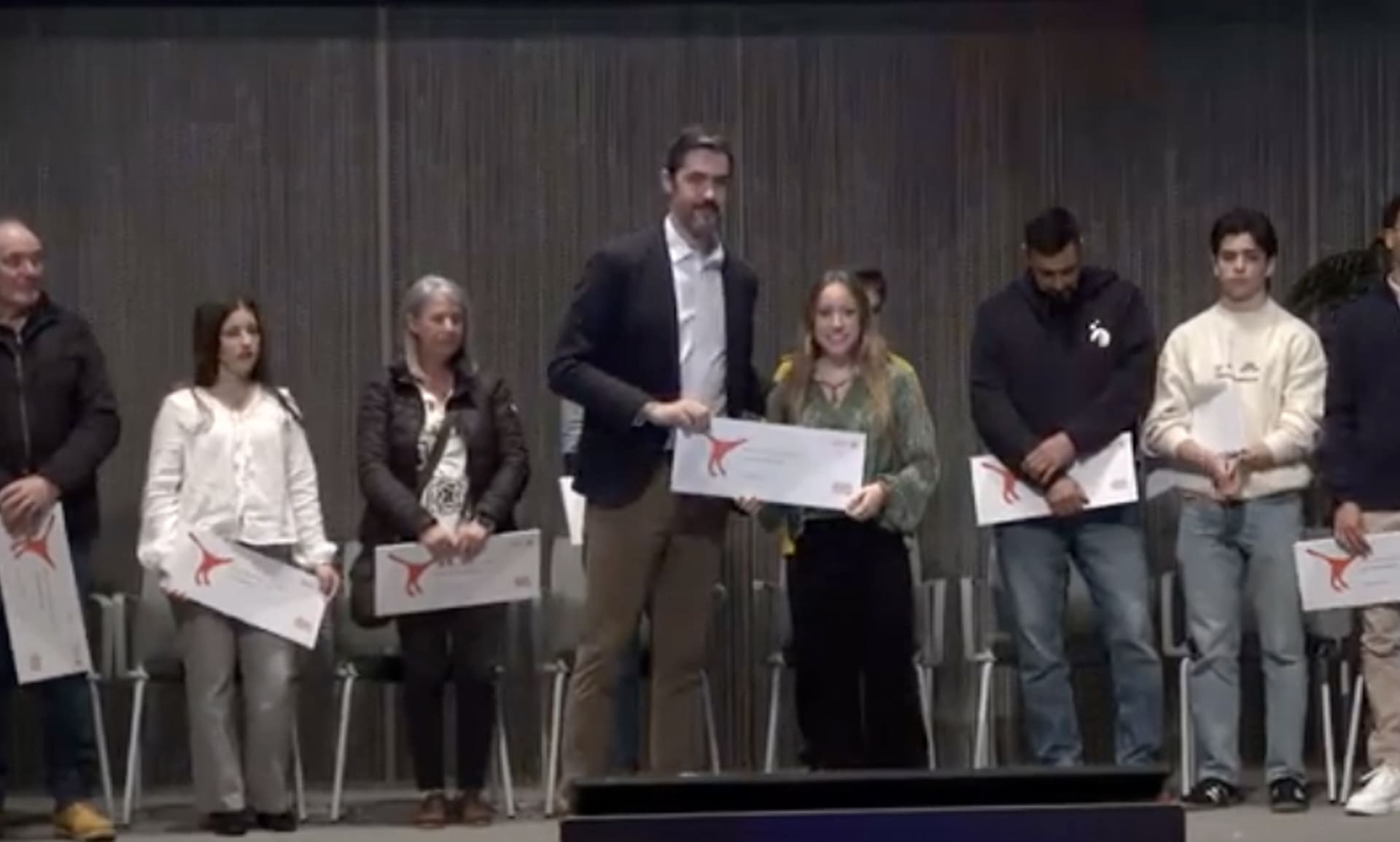 agencia de diseño y publicidad en Gijón Entrega del diploma en reconocimiento al esfuerzo y la excelencia.