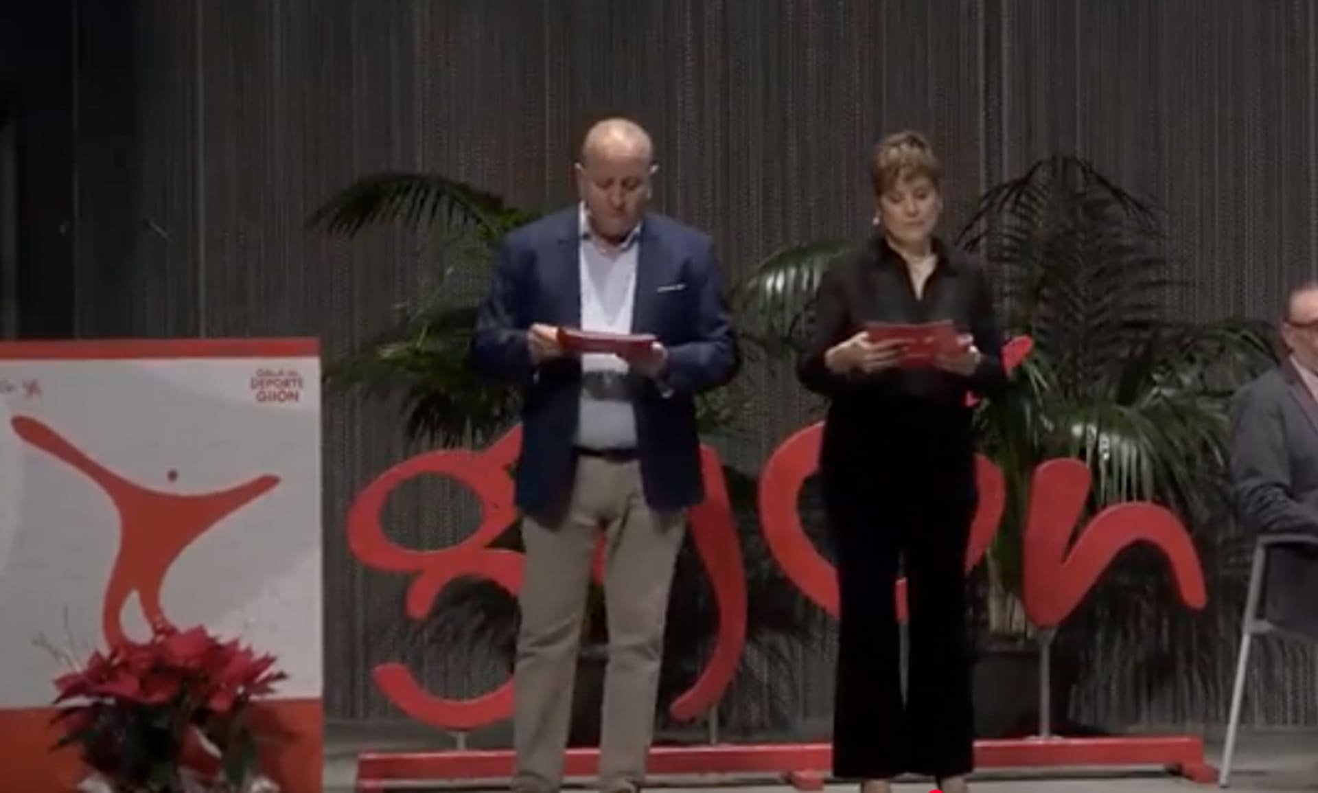 Manfredo Álvarez durante un momento destacado de la gala. agencia de diseño y publicidad en Gijón