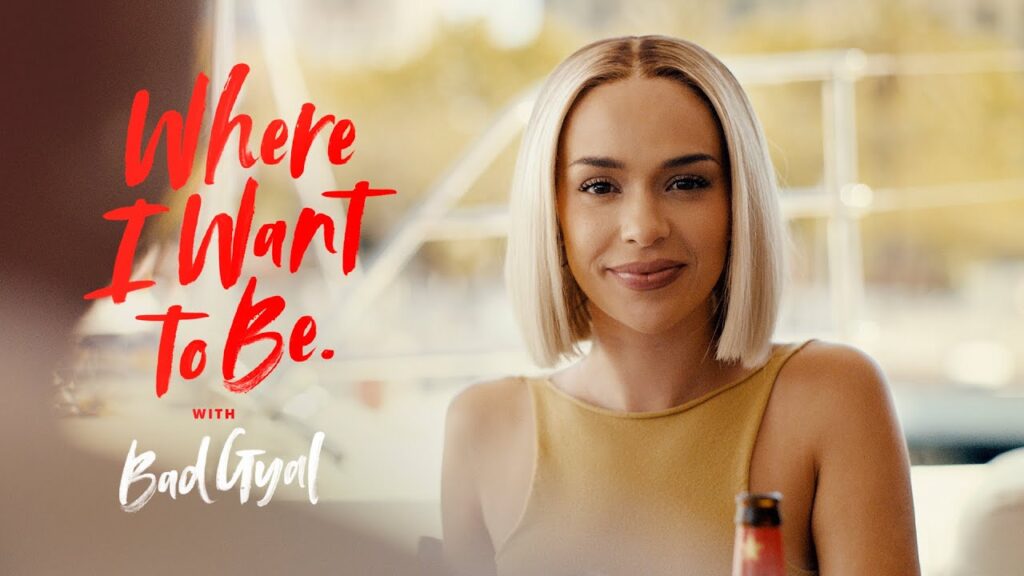 La siguiente imagen muestra un anuncio de Estrella Damm en colaboración con una influencer. Complementa el texto adyacente que explica su propósito. Una alternativa textual breve es suficiente para describir la información que se muestra visualmente, pero que no se explica en el texto; en este caso, la alternativa textual es «Campaña Publicitaria con Bad Gyal».