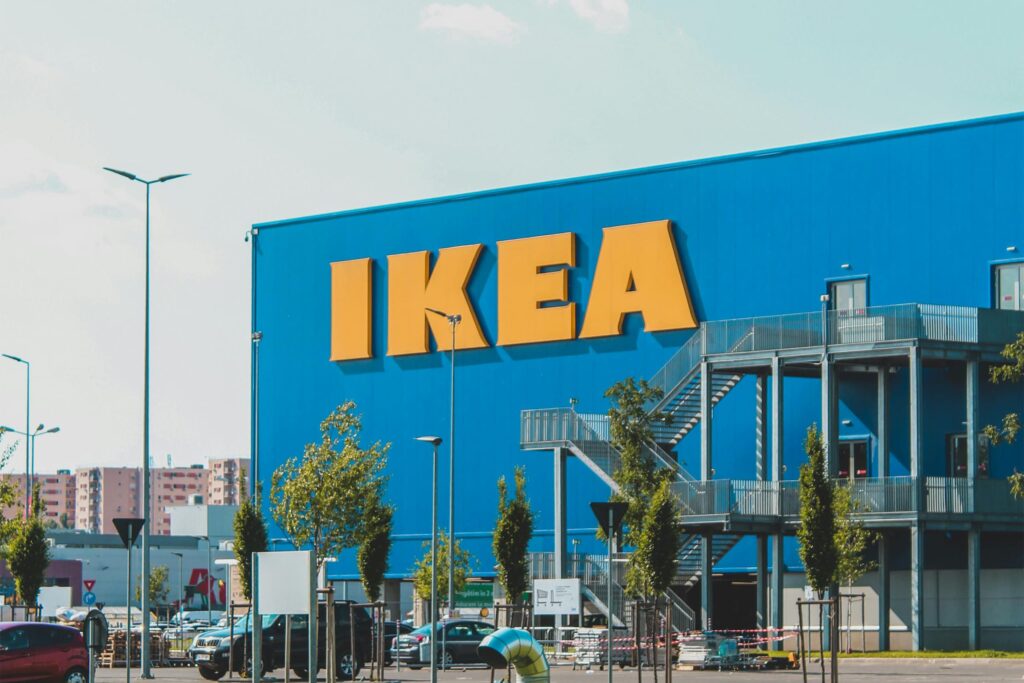 fachada de tienda Ikea con identidad visual y logotipo corporativo
