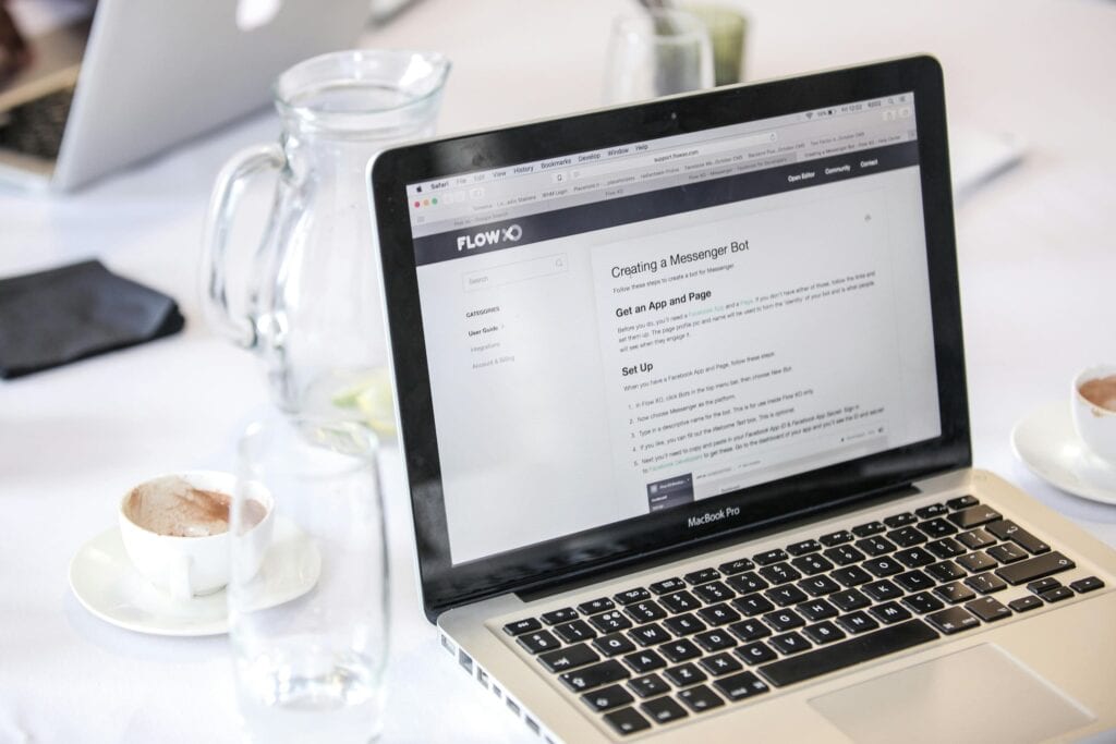 ordenador portatil con interfaz de desarrollo web y herramientas digitales