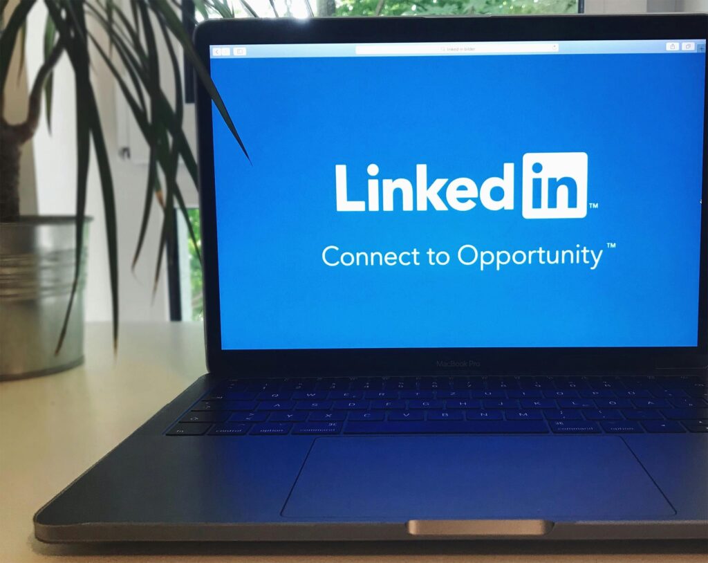 linkedin en pantalla de ordenador como red profesional para empresas