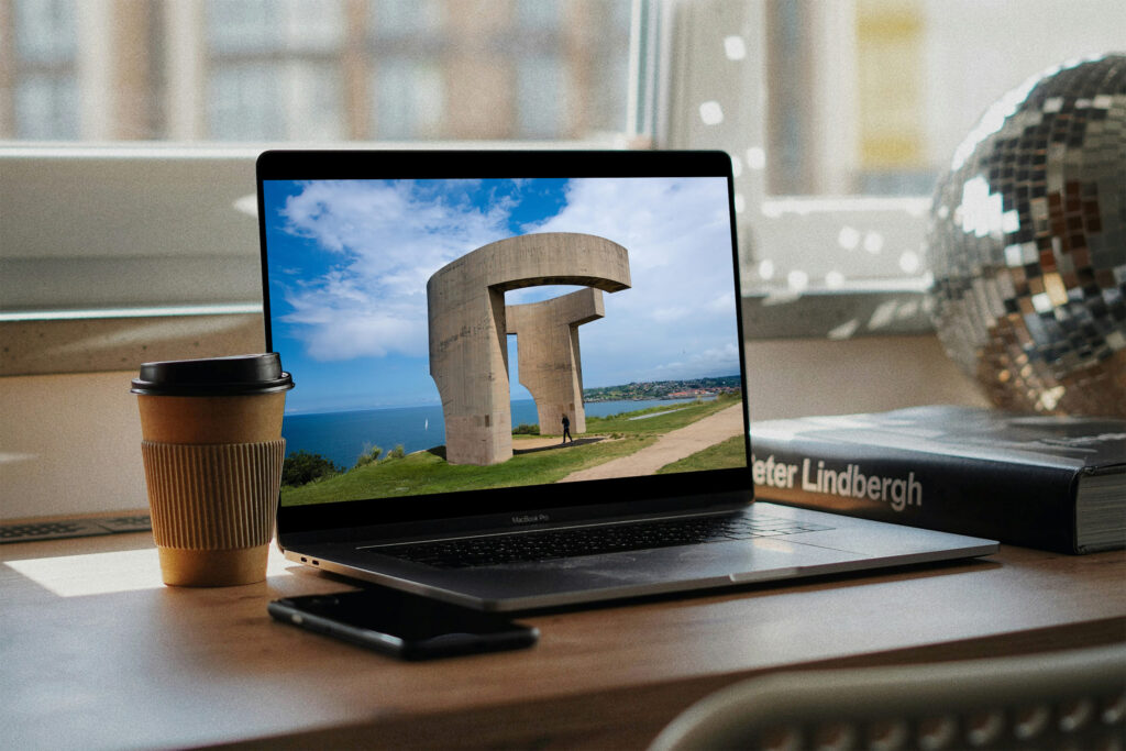 Ordenador portátil mostrando el Elogio del horizonte en Gijón en pantalla
