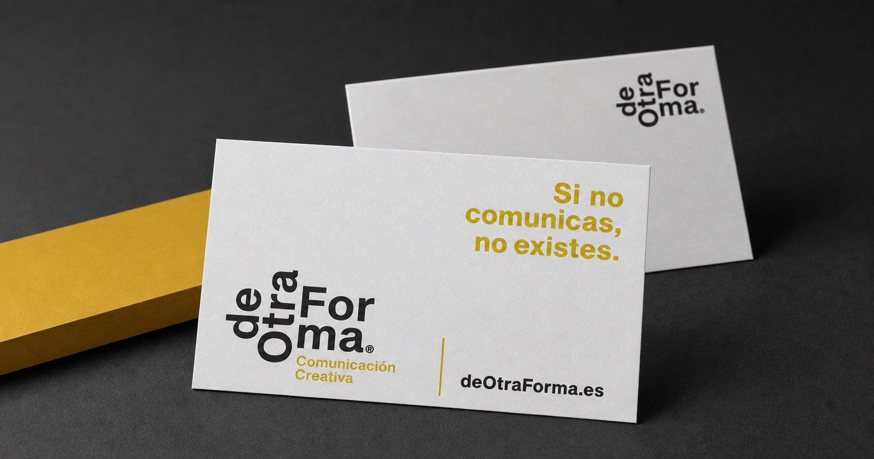 Mockup de tarjetas corporativas diseñadas por De Otra Forma, agencia de diseño gráfico en Gijón
